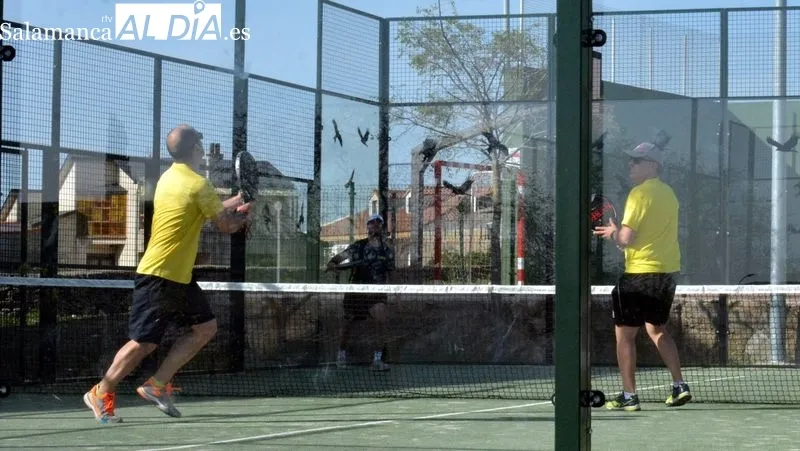 Los campeones y subcampeones del I Torneo de Pádel recibieron sendos trofeos