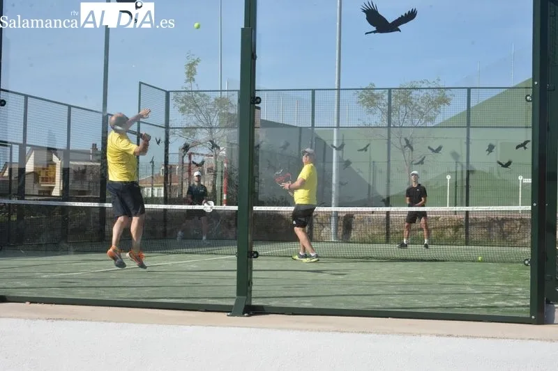 Los campeones y subcampeones del I Torneo de Pádel recibieron sendos trofeos