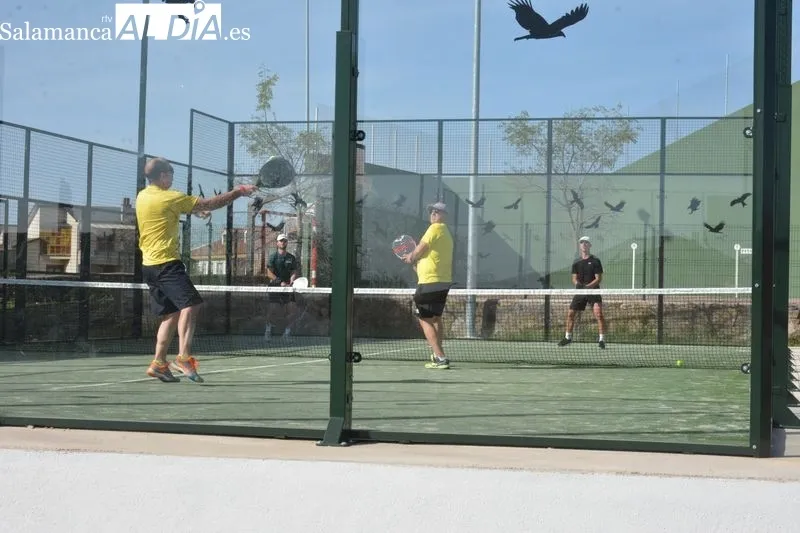 Los campeones y subcampeones del I Torneo de Pádel recibieron sendos trofeos