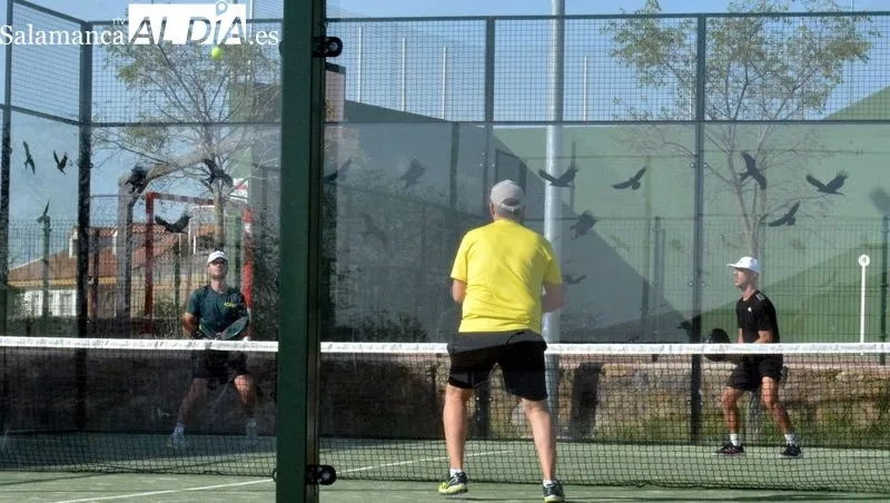 Los campeones y subcampeones del I Torneo de Pádel recibieron sendos trofeos