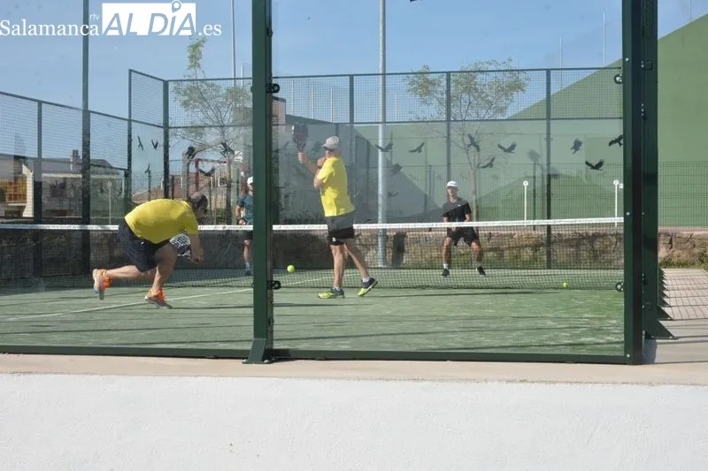 Los campeones y subcampeones del I Torneo de Pádel recibieron sendos trofeos