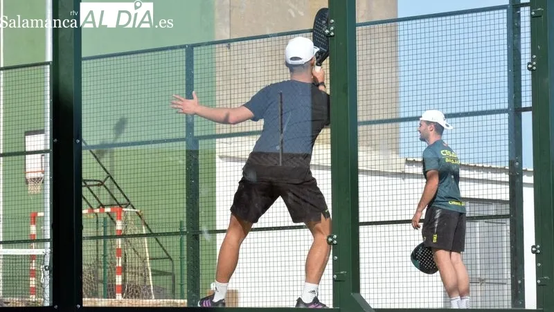Los campeones y subcampeones del I Torneo de Pádel recibieron sendos trofeos
