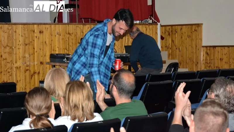 La interacción del monologista Larrodera con el público fue constante