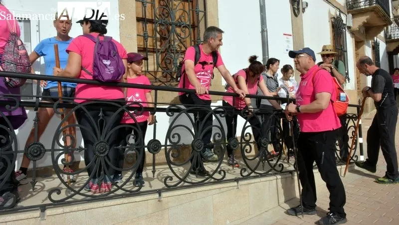 Foto 7 - Los senderistas disfrutan de la naturaleza y el patrimonio en la ruta 'Por los molinos del Camaces'