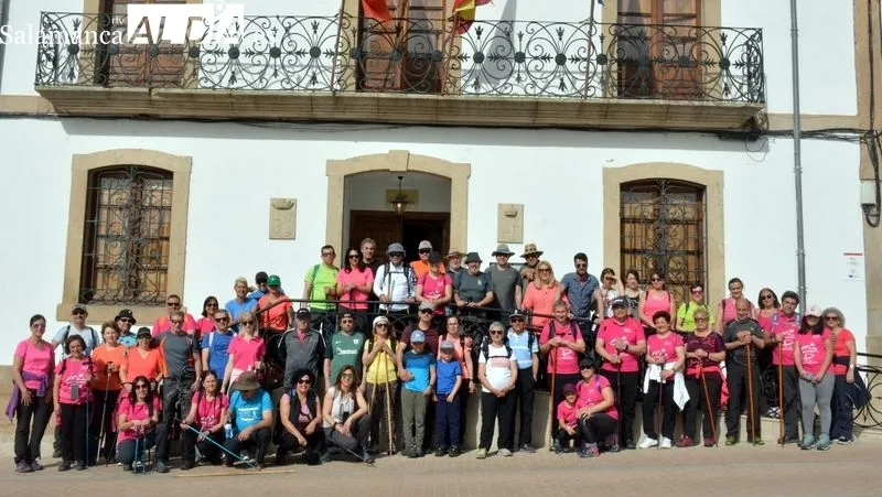 Foto 6 - Los senderistas disfrutan de la naturaleza y el patrimonio en la ruta 'Por los molinos del Camaces'