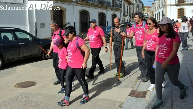 Foto 5 - Los senderistas disfrutan de la naturaleza y el patrimonio en la ruta 'Por los molinos del Camaces'