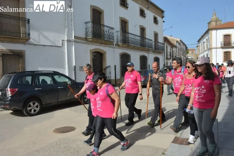 Foto 4 - Los senderistas disfrutan de la naturaleza y el patrimonio en la ruta 'Por los molinos del Camaces'