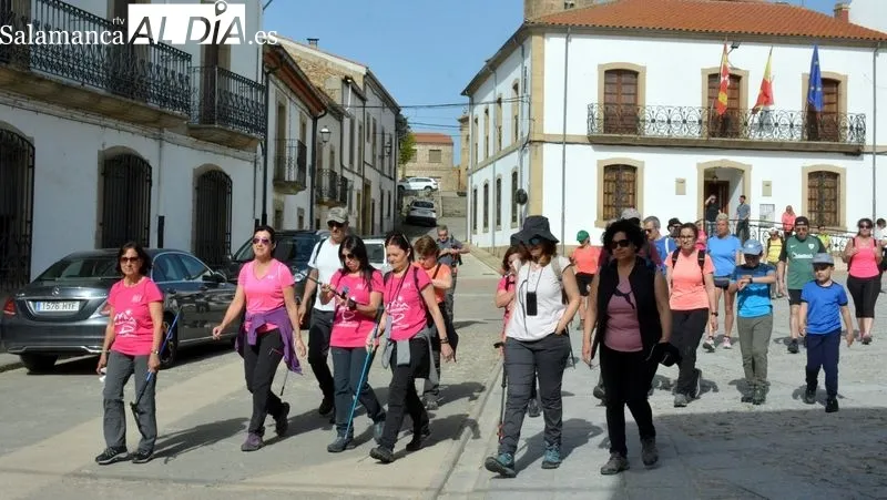 Foto 3 - Los senderistas disfrutan de la naturaleza y el patrimonio en la ruta 'Por los molinos del Camaces'