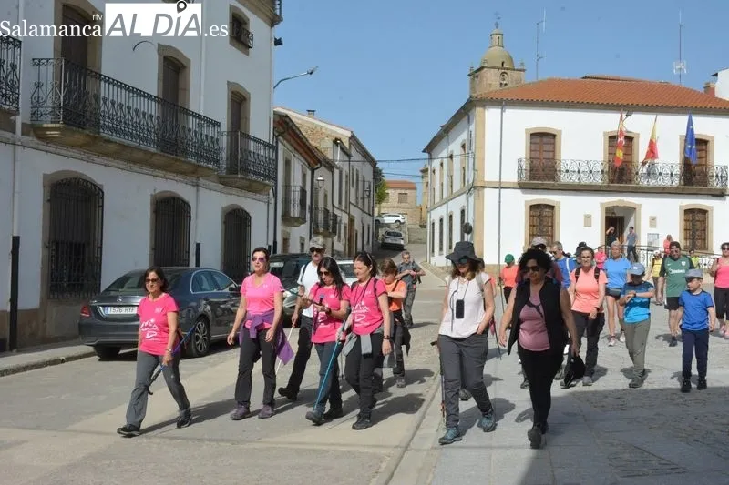 Foto 2 - Los senderistas disfrutan de la naturaleza y el patrimonio en la ruta 'Por los molinos del Camaces'
