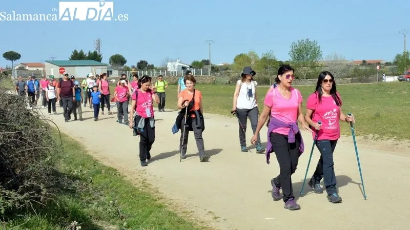Foto 10 - Los senderistas disfrutan de la naturaleza y el patrimonio en la ruta 'Por los molinos del Camaces'