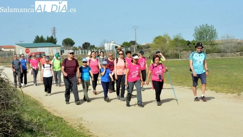 Foto 9 - Los senderistas disfrutan de la naturaleza y el patrimonio en la ruta 'Por los molinos del Camaces'