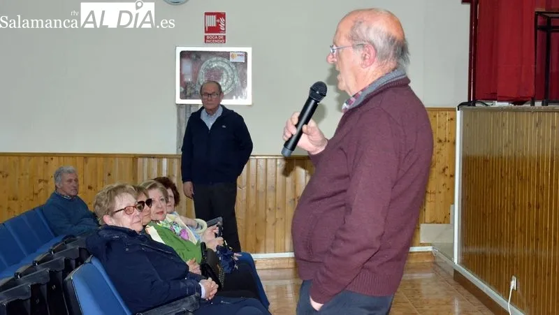 Los miembros de las directivas saliente y entrante en el escenario del centro cultural