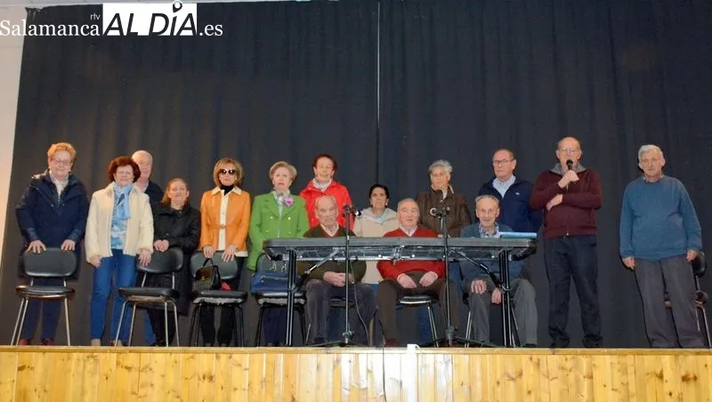 Los miembros de las directivas saliente y entrante en el escenario del centro cultural