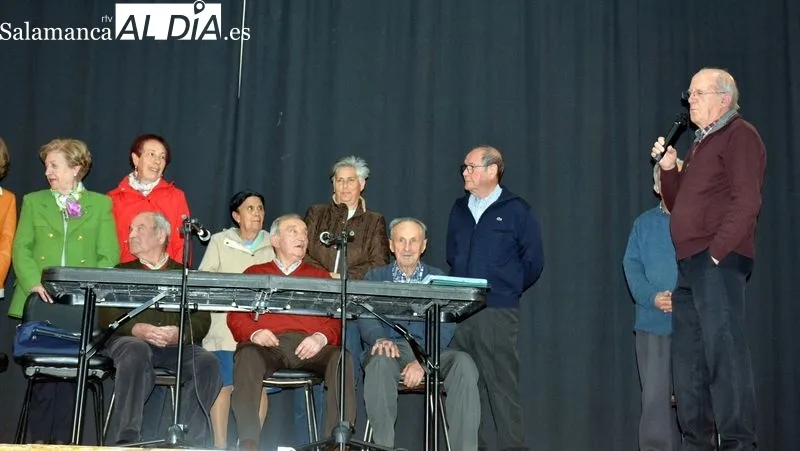 Los miembros de las directivas saliente y entrante en el escenario del centro cultural