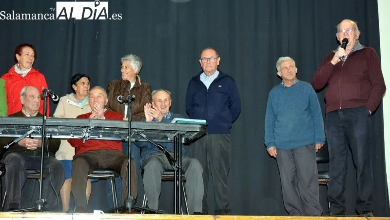Los miembros de las directivas saliente y entrante en el escenario del centro cultural