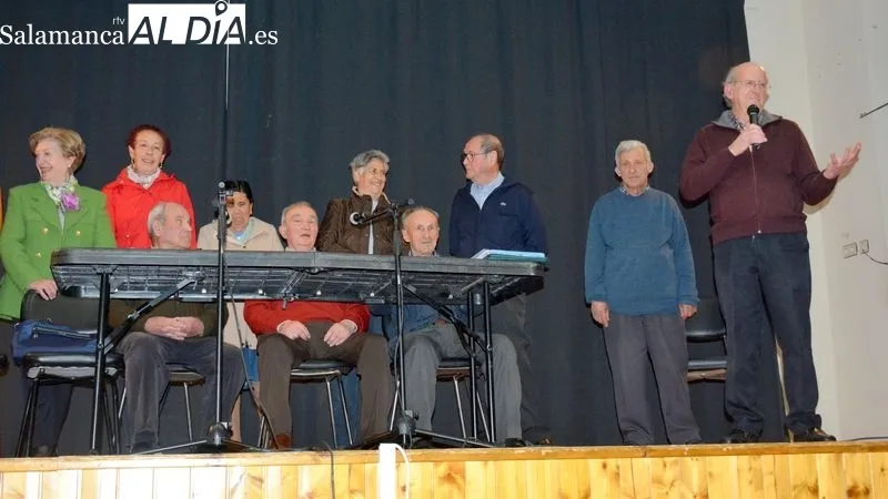 Los miembros de las directivas saliente y entrante en el escenario del centro cultural