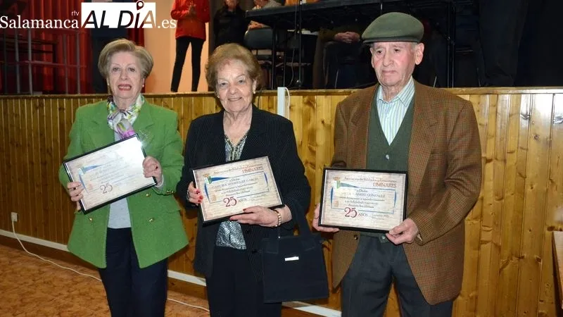 Los miembros de las directivas saliente y entrante en el escenario del centro cultural
