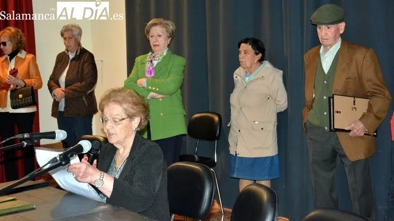 Los miembros de las directivas saliente y entrante en el escenario del centro cultural