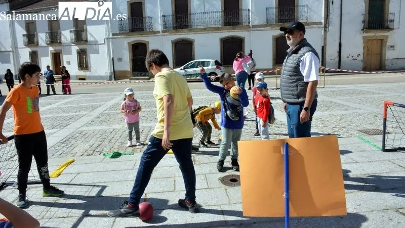 Los niños del colegio Liminares y las mujeres del grupo de gimnasia 'Depende de tí' realizaron juntos ejercicios gimnásticos