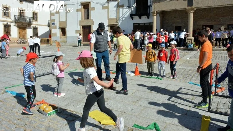 Los niños del colegio Liminares y las mujeres del grupo de gimnasia 'Depende de tí' realizaron juntos ejercicios gimnásticos