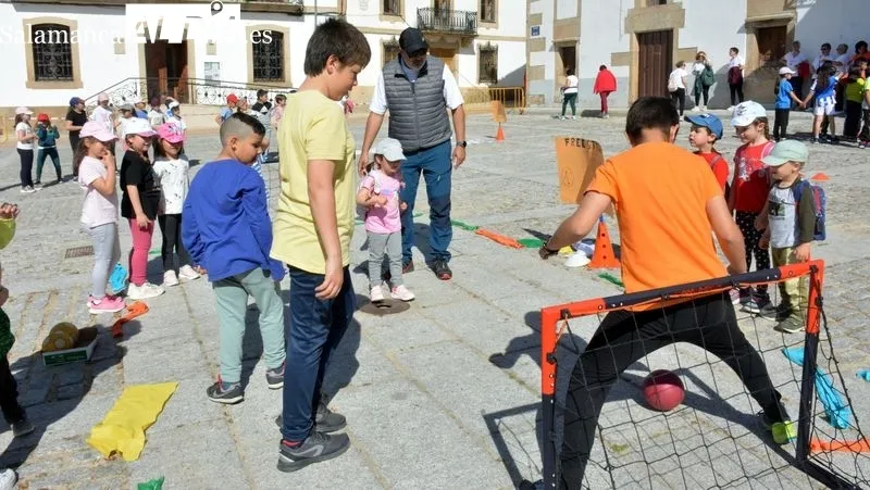 Los niños del colegio Liminares y las mujeres del grupo de gimnasia 'Depende de tí' realizaron juntos ejercicios gimnásticos
