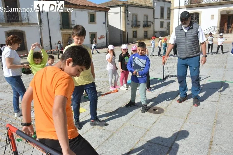 Los niños del colegio Liminares y las mujeres del grupo de gimnasia 'Depende de tí' realizaron juntos ejercicios gimnásticos