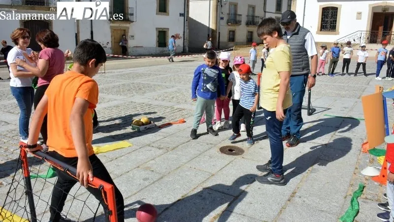 Los niños del colegio Liminares y las mujeres del grupo de gimnasia 'Depende de tí' realizaron juntos ejercicios gimnásticos