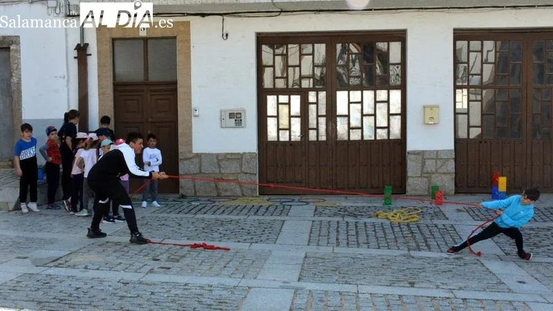 Los niños del colegio Liminares y las mujeres del grupo de gimnasia 'Depende de tí' realizaron juntos ejercicios gimnásticos
