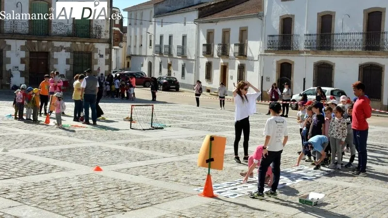 Los niños del colegio Liminares y las mujeres del grupo de gimnasia 'Depende de tí' realizaron juntos ejercicios gimnásticos
