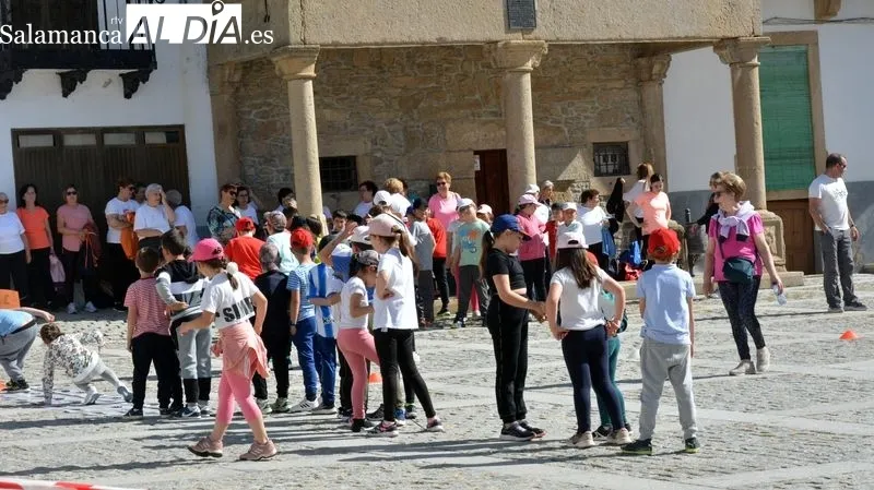 Los niños del colegio Liminares y las mujeres del grupo de gimnasia 'Depende de tí' realizaron juntos ejercicios gimnásticos