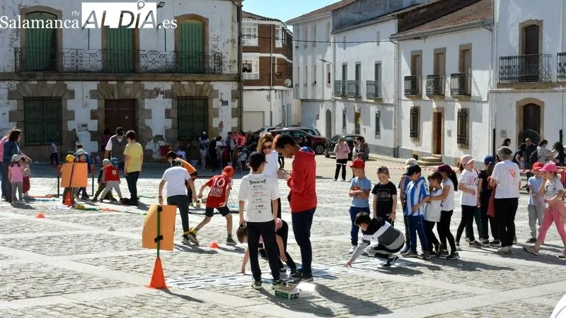 Los niños del colegio Liminares y las mujeres del grupo de gimnasia 'Depende de tí' realizaron juntos ejercicios gimnásticos
