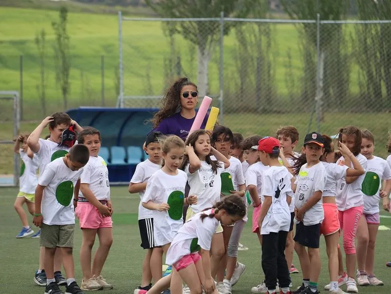 Foto 10 - Cerca de 900 escolares, profesores y miembros de la comunidad educativa de Carbajosa celebran el D&iacute;a de la Educaci&oacute;n F&iacute;sica en la Calle
