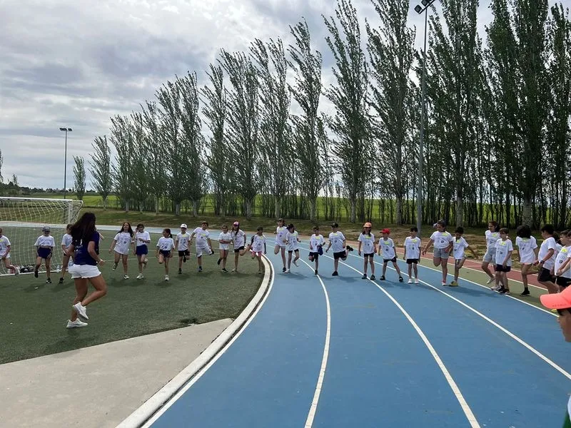 Foto 7 - Cerca de 900 escolares, profesores y miembros de la comunidad educativa de Carbajosa celebran el D&iacute;a de la Educaci&oacute;n F&iacute;sica en la Calle