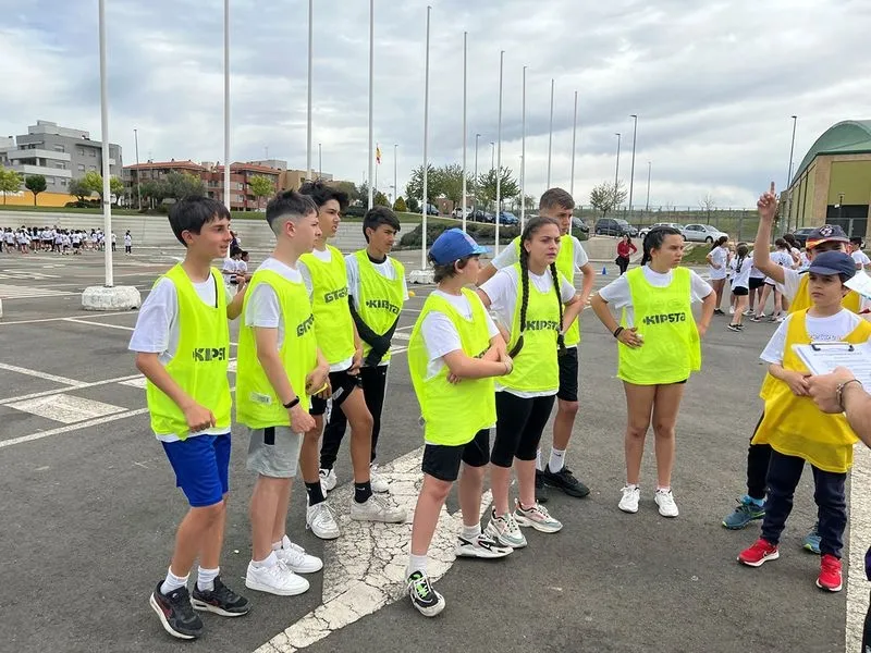 Foto 6 - Cerca de 900 escolares, profesores y miembros de la comunidad educativa de Carbajosa celebran el D&iacute;a de la Educaci&oacute;n F&iacute;sica en la Calle