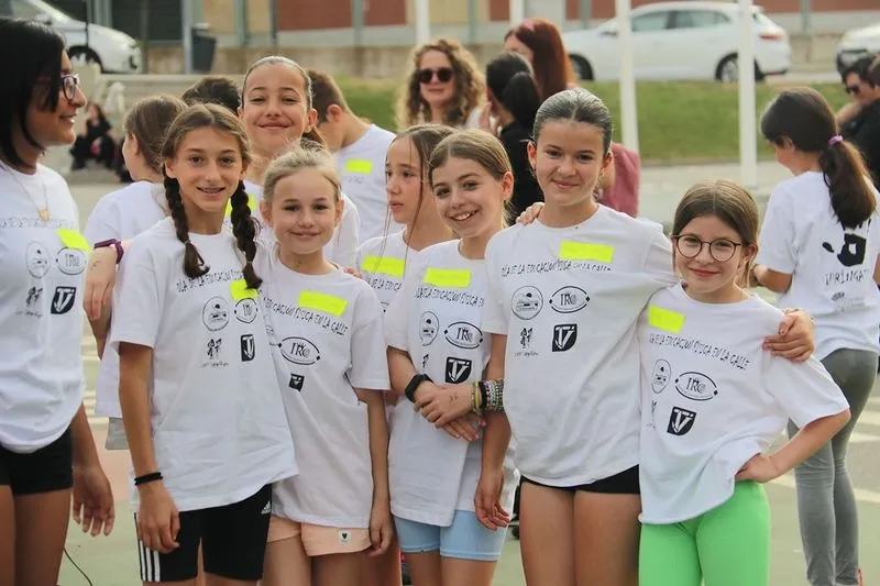 Foto 2 - Cerca de 900 escolares, profesores y miembros de la comunidad educativa de Carbajosa celebran el D&iacute;a de la Educaci&oacute;n F&iacute;sica en la Calle