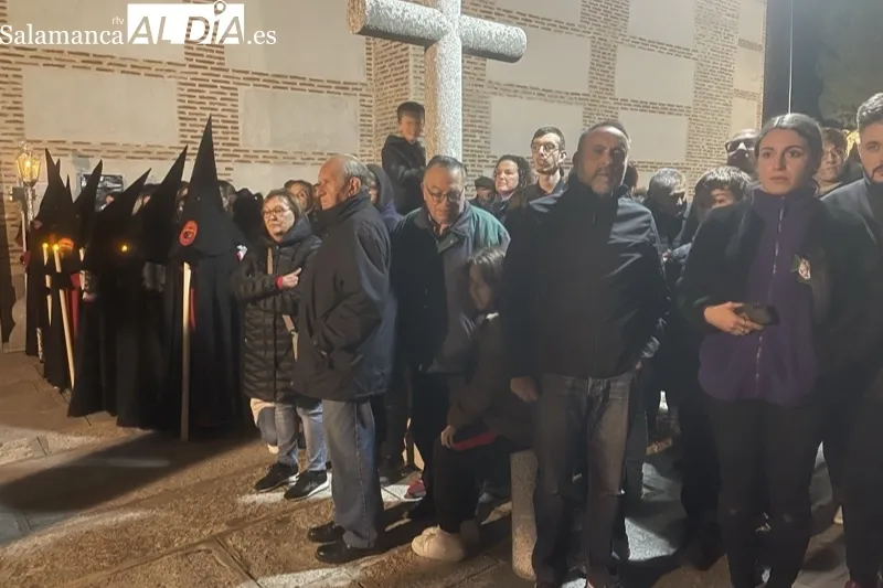 Foto 8 - Devoci&oacute;n multitudinaria y sorpresas protagonizan la esperada procesi&oacute;n del Cristo del Humilladero y Nuestra Se&ntilde;ora de las L&aacute;grimas