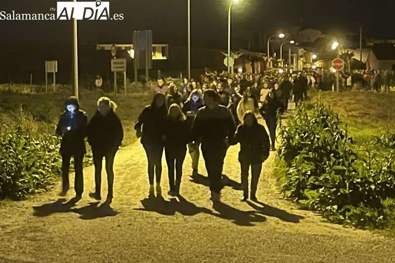 Foto 5 - La procesi&oacute;n del Lunes Santo hace historia, por primera un Santo Cristo traspasa las puertas del cementerio