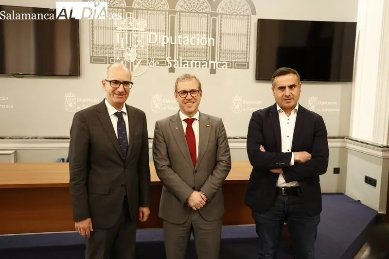 El consejero de Industria, Comercio y Empleo, Mariano Veganzones, ha firmado, con el presidente de la Diputación de Salamanca, Javier Iglesias García, la prórroga de este convenio. Foto de David Sañudo