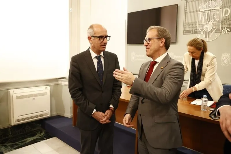 El consejero de Industria, Comercio y Empleo, Mariano Veganzones, ha firmado, con el presidente de la Diputación de Salamanca, Javier Iglesias García, la prórroga de este convenio. Foto de David Sañudo