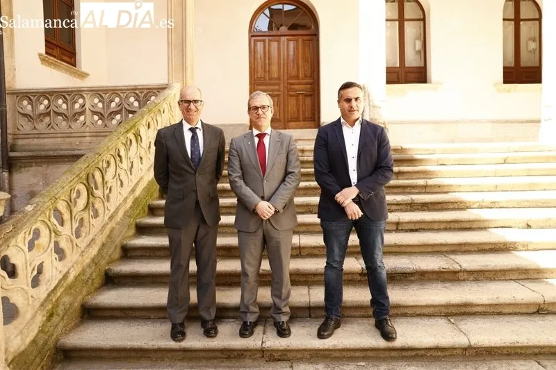 El consejero de Industria, Comercio y Empleo, Mariano Veganzones, ha firmado, con el presidente de la Diputación de Salamanca, Javier Iglesias García, la prórroga de este convenio. Foto de David Sañudo