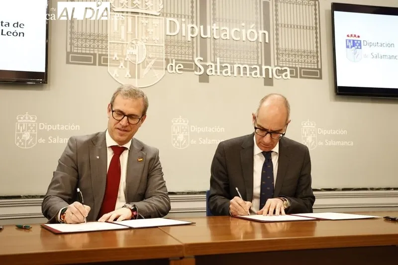 El consejero de Industria, Comercio y Empleo, Mariano Veganzones, ha firmado, con el presidente de la Diputación de Salamanca, Javier Iglesias García, la prórroga de este convenio. Foto de David Sañudo