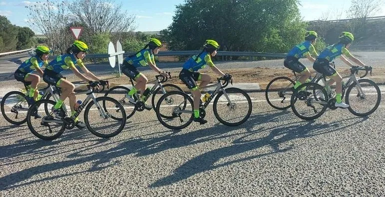 Ciclistas del HyD Pinturas Fem. ECS en Tarancón