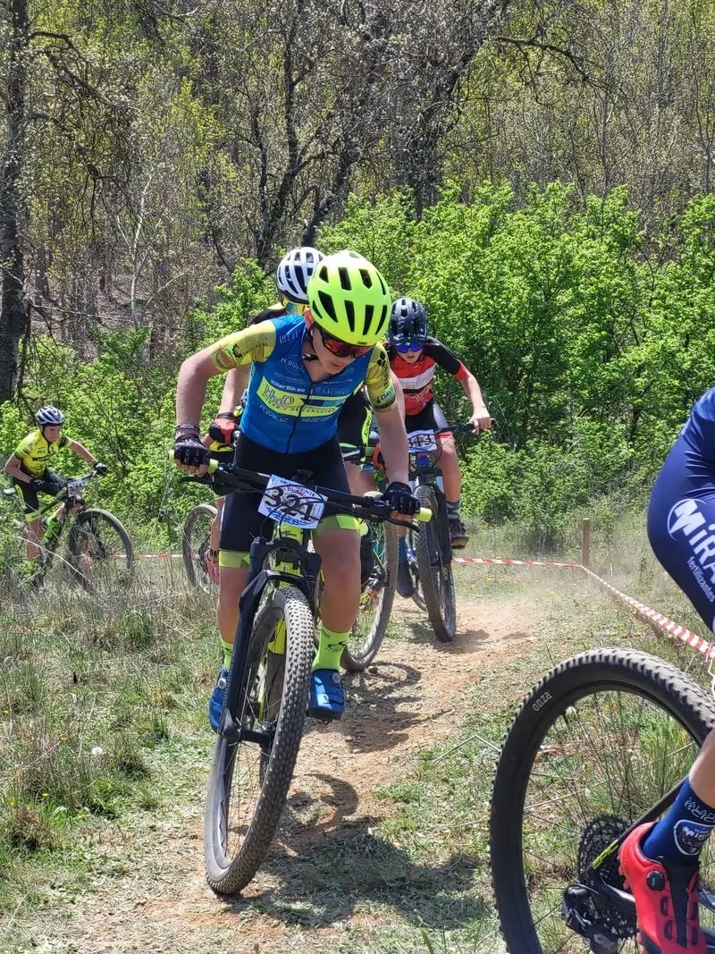 Corredores de la Escuela de Ciclismo Salmantina en el XV Trofeo de Escuelas BTT de Benavente
