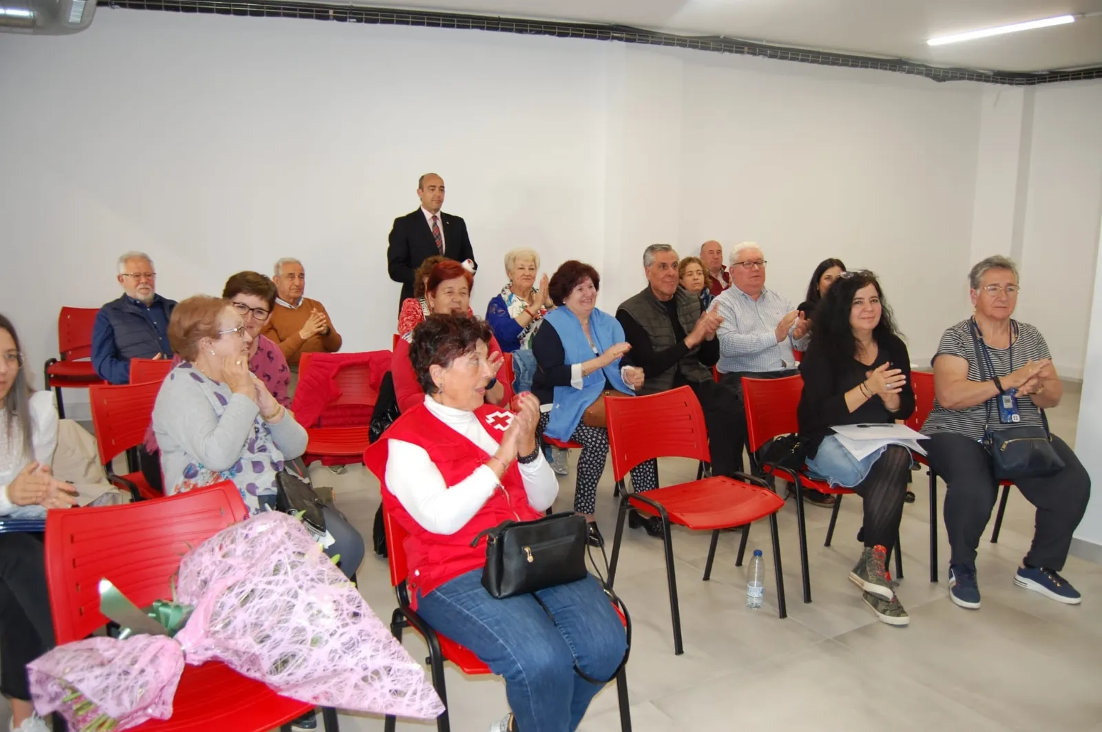 Ana María Saéz ha recibido un homenaje por sus 17 años como voluntaria de Cruz Roja