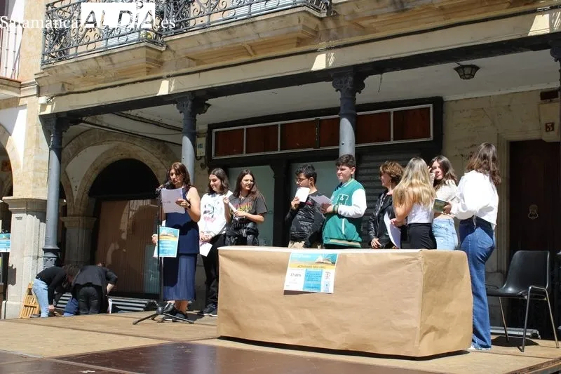 Foto 10 - J&oacute;venes y ni&ntilde;os se acercan a la literatura gracias a la Feria del Libro