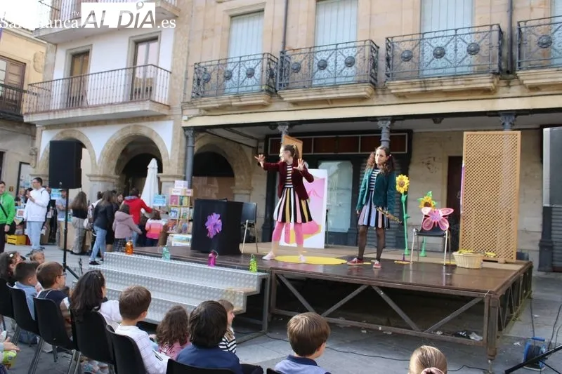 Foto 9 - J&oacute;venes y ni&ntilde;os se acercan a la literatura gracias a la Feria del Libro