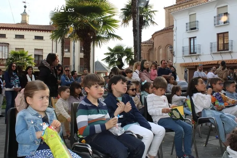 Foto 7 - J&oacute;venes y ni&ntilde;os se acercan a la literatura gracias a la Feria del Libro