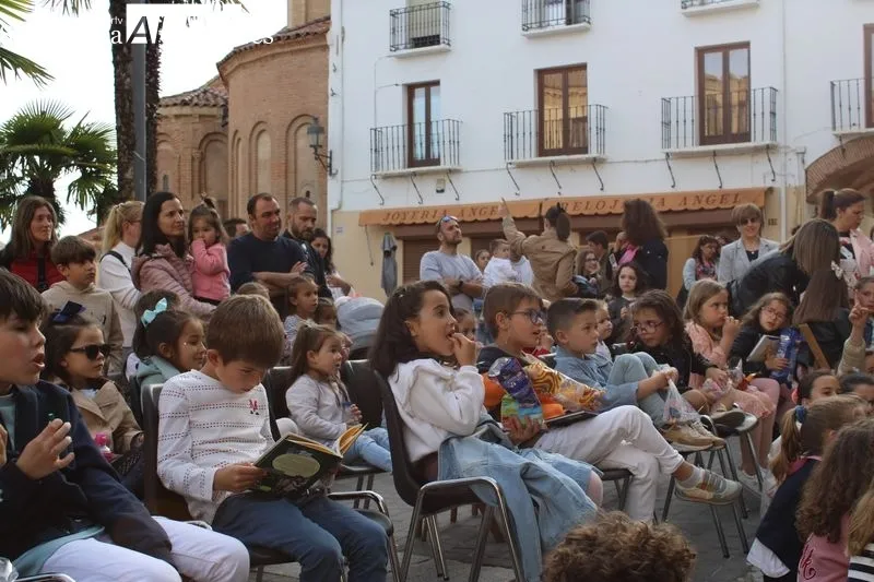Foto 5 - J&oacute;venes y ni&ntilde;os se acercan a la literatura gracias a la Feria del Libro