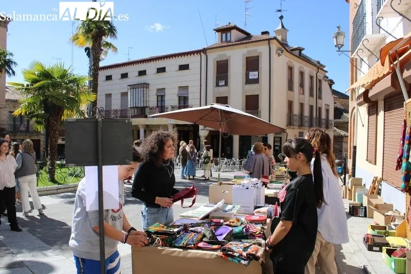 Foto 2 - J&oacute;venes y ni&ntilde;os se acercan a la literatura gracias a la Feria del Libro