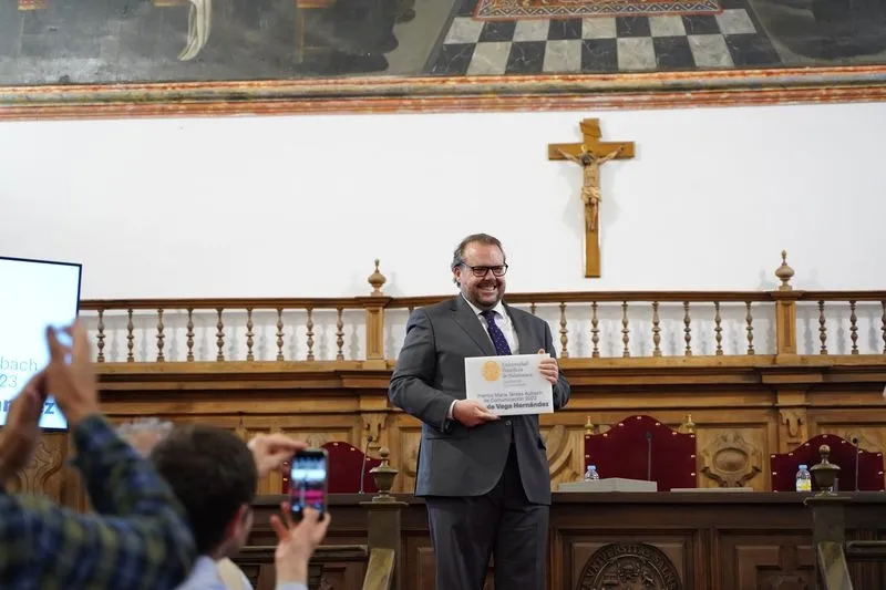 Foto 9 - El periodista y alumni Luis de Vega, galardonado con el Premio Mar&iacute;a Teresa Aubach de Comunicaci&oacute;n 2023